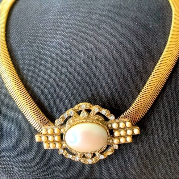 Vintage Richelieu Gold and Pearl Necklace - Picture 2 of 9